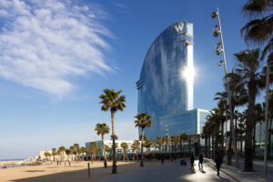 Hotel Vela desde la Barceloneta con destello