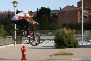 BMX Street – Carlos saltando boca de incendios