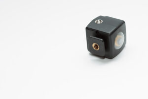 Conexión Pc-sync y rosca para trípode del sensor esclavo