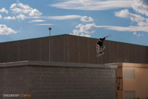 Sesión de skateboard con flash de mano