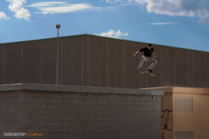 Xavi Pedro Vila realizando un flip en la plataforma