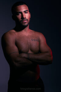 Book profesional chico iluminado con flashes