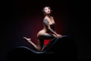 Desnudo artístico fondo rojo